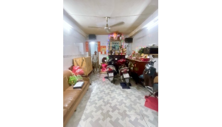 HOT- HOT, HÀNG NGỘP GIẢM SỐC TỪ 6,9 CÒN 5.5 TỶ.
NHÀ DƯƠNG BÁ TRẠC. P. 1. Q. 8, DT 75M2, HXH CÁCH CẦU NGUYỄN VĂN CỪ 200M.