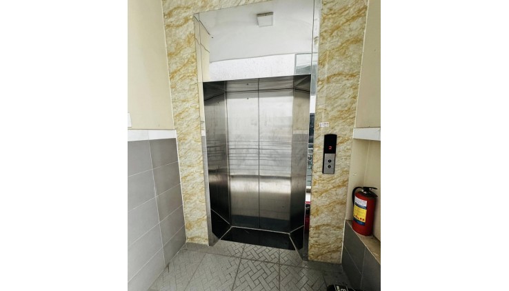 Bán CHDV mặt tiền ngay Nguyễn Chánh Sắt, P13, Tân Bình, 190m2, 5 tầng, thang máy.
