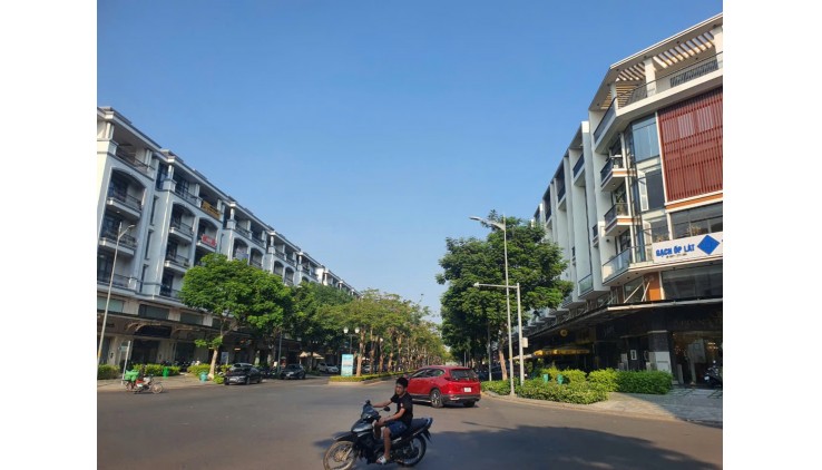 Bán gấp vạn phúc city, dt 319, 1 hầm, 5 tầng, thu nhập khủng gần 2 tỷ/ năm. gía 60  tỷ. làm việc trực tiếp người đứng tên sổ, bớt lộc.