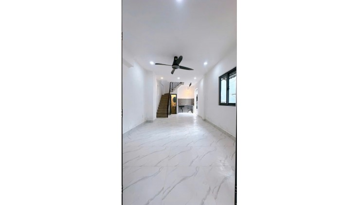 Hẻm xe hơi cách Mặt tiền 20 m 
Ngang 3.6x 8 đúc xây mới 3 tấm Q4
Hơn 4 tỷ xx