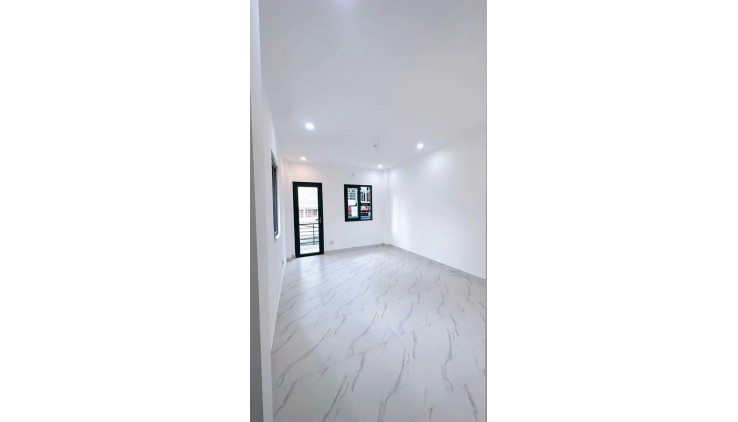 Hẻm xe hơi cách Mặt tiền 20 m 
Ngang 3.6x 8 đúc xây mới 3 tấm Q4
Hơn 4 tỷ xx