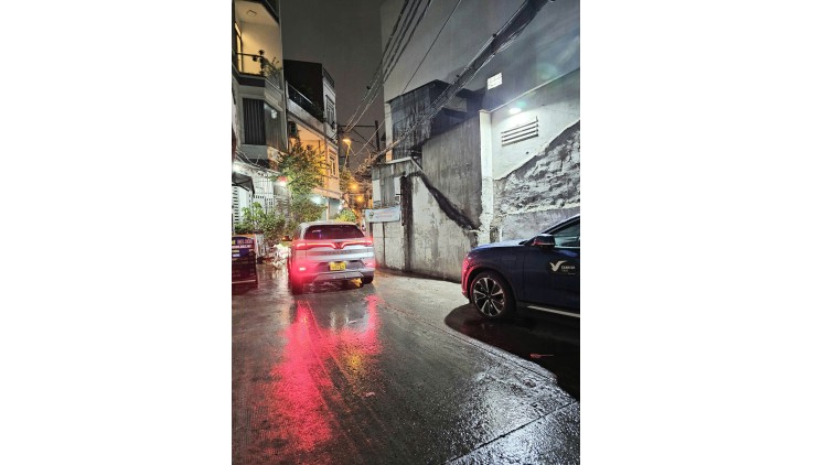 Hẻm xe hơi cách Mặt tiền 20 m 
Ngang 3.6x 8 đúc xây mới 3 tấm Q4
Hơn 4 tỷ xx