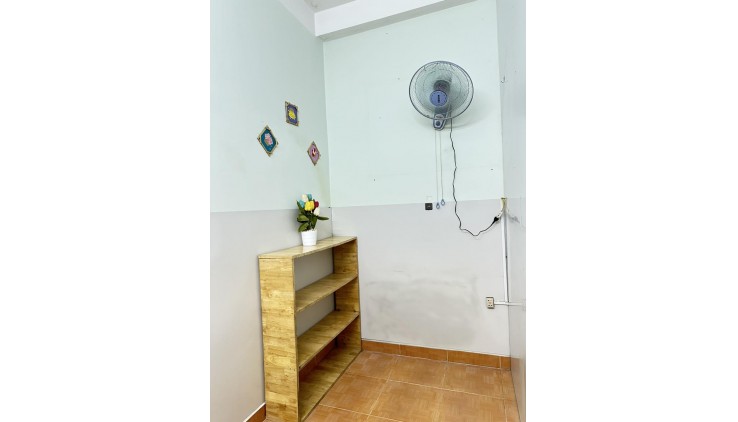 Cho thuê phòng nhỏ tại Hẻm 21 Trường Sơn, Tân Bình, giá 1tr8 tháng.