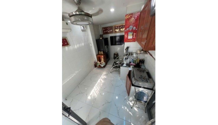 Mặt tiền căn góc đúc 5 tấm Q 4 hơn 2 ,5 tỷ xx