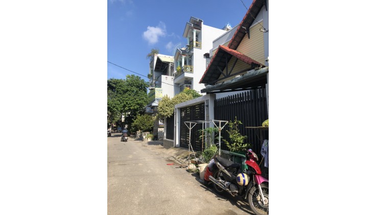 CHO THUÊ NHÀ 2 MT 200M2 HẺM XE TẢI, CÁCH HƯƠNG LỘ 3: 70M, EAON TÂN PHÚ 1000M