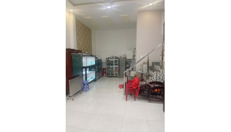 Bán nhà Bùi Thế Mỹ, P10. Tân Bình, Hẻm xe hơi tông, dt 5,4m x 9m, 3 tầng ở ngay, giá chủ 6.5 tỷ
