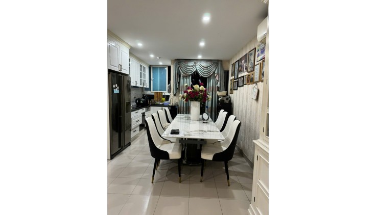 Bán căn hộ đã có sổ hồng gần sân bay giá 3.650 tỷ tặng nội thất y hình. LH 0932192028-Mai xem nhà ạ