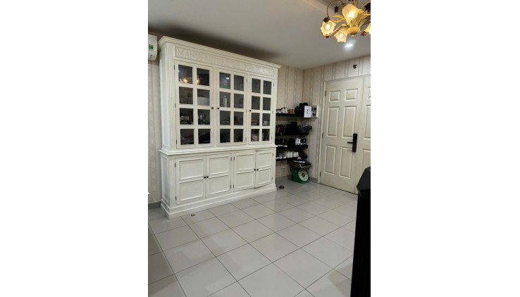 Bán căn hộ đã có sổ hồng gần sân bay giá 3.650 tỷ tặng nội thất y hình. LH 0932192028-Mai xem nhà ạ