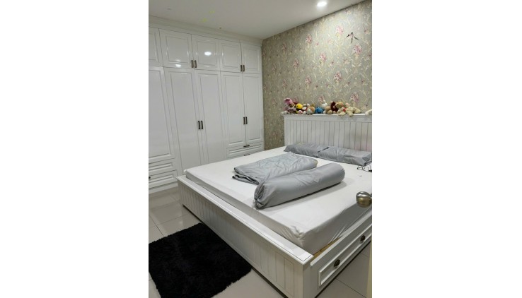 Bán căn hộ đã có sổ hồng gần sân bay giá 3.650 tỷ tặng nội thất y hình. LH 0932192028-Mai xem nhà ạ