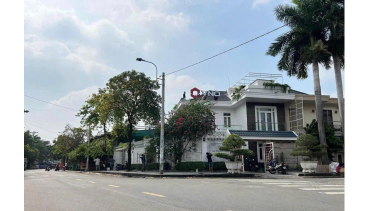 Bán gấp Biệt thự góc 3 mặt tiền khu Biệt thự quận Tân Phú. Liên hệ: 0964340640