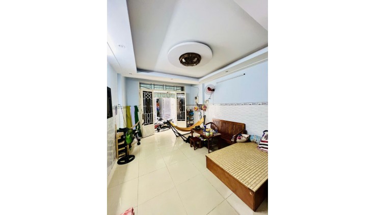 Bán Gấp nhà Nguyễn Sơn Tân Phú sát Tân Bình hẻm 4m thông 40m2 ,2 Tầng Nhỉnh 4 tỷ