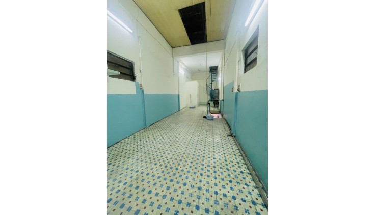 Vị trí: Nằm gần Trường học các cấp, gần chợ, Bệnh viện, Uỷ Ban Quận. - Khu vực: Khu vực an ninh yên tĩnh, dân trí nhà xây dựng đồng đều. - Pháp lý: