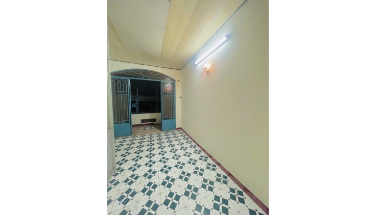 Vị trí: Nằm gần Trường học các cấp, gần chợ, Bệnh viện, Uỷ Ban Quận. - Khu vực: Khu vực an ninh yên tĩnh, dân trí nhà xây dựng đồng đều. - Pháp lý: