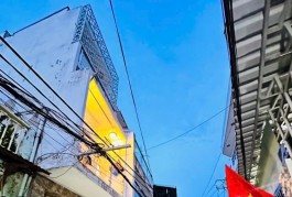 Ngay Nhà thờ Hạnh Thông Tây - Hẻm xe tải - BTCT 3 tầng - 3 phòng ngủ