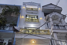 Bán Gấp nhà Lê Văn Quới ngay ngã tư  xã hẻm  xe hơi thông 48m2 ,5 Tầng Nhỉnh 5 tỷ