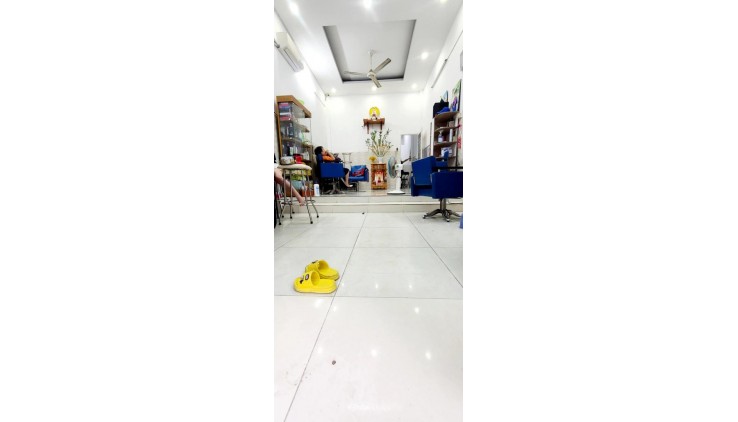 Bán Nhà Tỉnh lộ 10, Bình Trị Đông, Bình Tân. DT 96m2 nhà C4 (4.1 x 24).
Giá 5.85 tỷ TL.