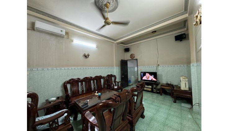 Bán Nhà An Dương Vương( số 33), Phường 10, Quận 6. DT 54m2 x 4 tầng (4 x 14).
Giá 9.35 tỷ TL.