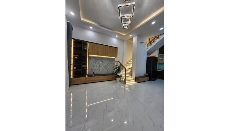 Bán Nhà Nguyễn Quý Yêm, P. An Lạc. Bình Tân. DT 67.3m2 x 4 tầng (4 x 17.2).
Giá 5.6 tỷ TL.