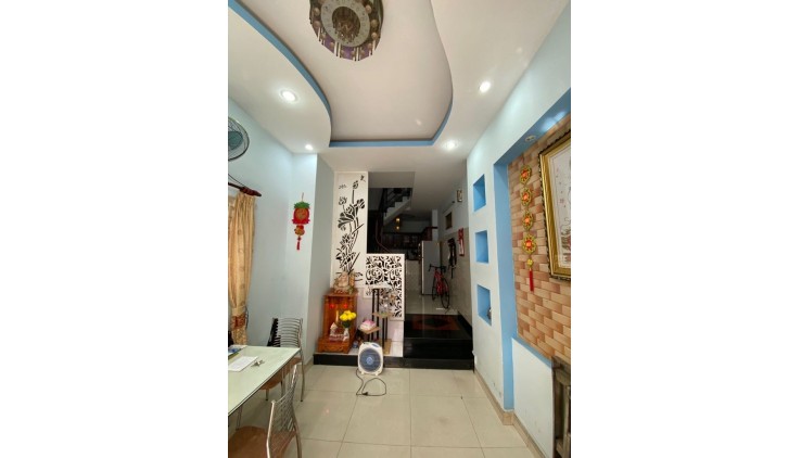 Bán Nhà Đường 3 Tháng 2 , Phường 2, Quận 11. DT 40m2 x 3 tầng (4 x 10).
Giá 6.45 tỷ TL.