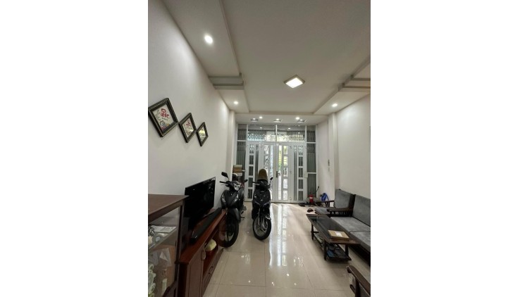 Bán Nhà Đường 3 Tháng 2 , Phường 2, Quận 11. DT 40m2 x 3 tầng (4 x 10).
Giá 6.45 tỷ TL.