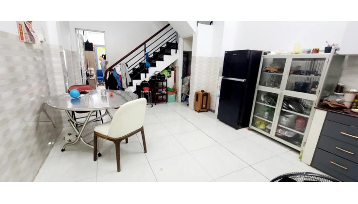 Bán Nhà Tỉnh lộ 10, Bình Trị Đông, Bình Tân. DT 96m2 nhà C4 (4.1 x 24).
Giá 5.85 tỷ TL.