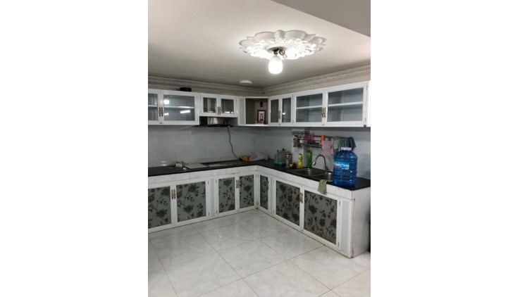 Bán Nhà Nguyễn Quý Yêm, P. An Lạc. Bình Tân. DT 67.3m2 x 4 tầng (4 x 17.2).
Giá 5.6 tỷ TL.