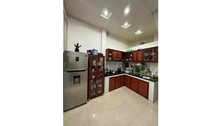 Bán Nhà Đường 3 Tháng 2 , Phường 2, Quận 11. DT 40m2 x 3 tầng (4 x 10).
Giá 6.45 tỷ TL.
