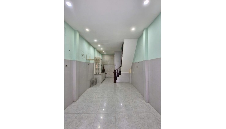 Bán Nhà HXH Phạm Văn Chí, Phường 8, Quận 6. DT 44m2 x 3 tầng (4 x 11).
Giá 6.75 tỷ TL.