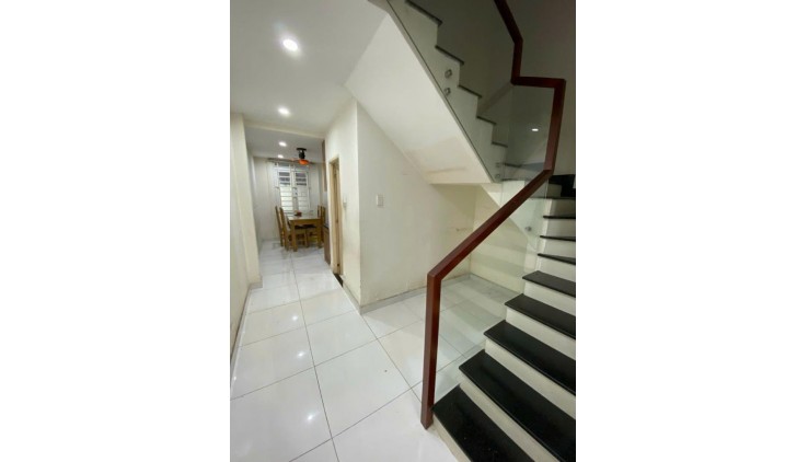 Bán Nhà An Dương Vương, Phường 14, Quận 6. DT 49m2 x 4 tầng (3.5 x 14).
Giá 6 tỷ TL .