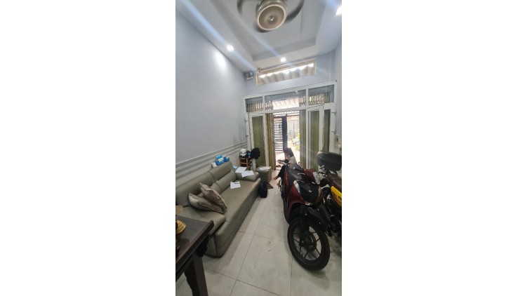 Bán Đất Tặng Nhà Hồ Học Lãm, Phường An Lạc, Bình Tân. DT 89m2 x 1 tầng (4.2 x 22).
Giá 4.1 tỷ TL.
