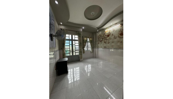 Bán Nhà HXH Phạm Văn Chí, Phường 8, Quận 6. DT 44m2 x 3 tầng (4 x 11).
Giá 6.75 tỷ TL.
