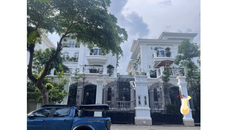 Bán biệt thự đẳng cấp view sông Quận 7, 370m2,8PN, hầm, chỉ 86 tỷ