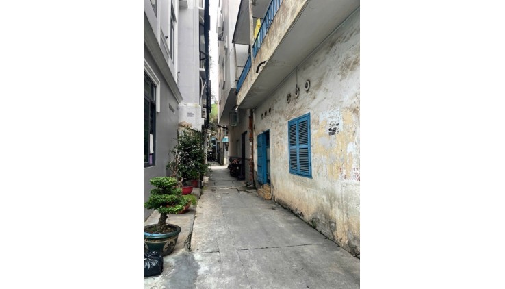Rẻ nhất Q10- Nguyễn Tiểu La  dt 4,5 x 8,6m (cn38m2) ba tầng , góc hai mặt tiền hẻm cách 15 m ra đường lớn 3/2