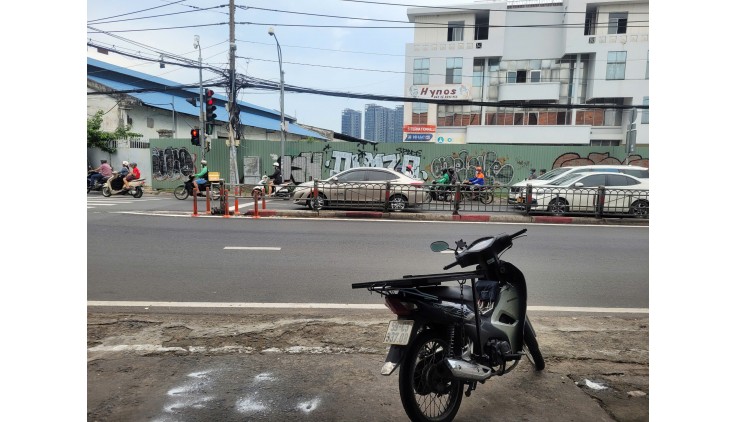 Chính chủ sang nhượng quán cơm mặt tiền Nguyễn Tất Thành, Quận 4, Tp HCM, Giá là 70 triệu
