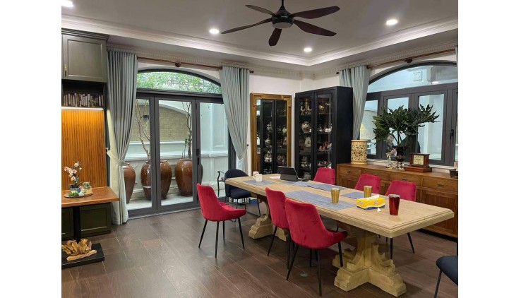 Bán biệt thự đẳng cấp view sông Quận 7, 370m2,8PN, hầm, chỉ 86 tỷ