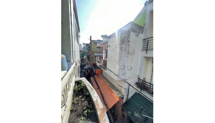 NHÀ NHỎ 24m2 3 TẦNG - NỞ HẬU - QUẬN 10 NHÀ NGAY KHU CHỢ ẨM THỰC HỒ THỊ KỶ - HẺM XE HƠI THÔNG - VỊ TRÍ TRUNG TÂM - 2 CĂN RA MẶT TIỀN -