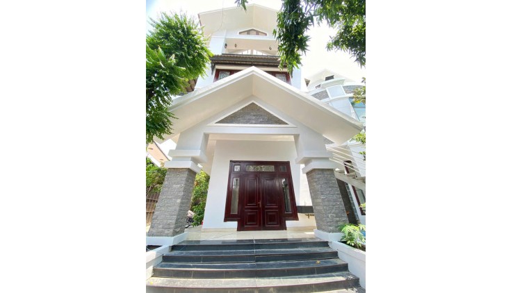 Cho thuê Biệt thự sân vườn hồ bơi Mặt tiền đường Võ Nguyên Giáp, ngay ngã 3 đường võ nguyên giáp + nam hòa, phước long A, Quận 9, Giá là 140 triệu