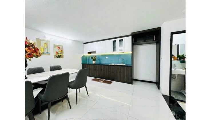 NHà MT gần Đỗ Xuân Hợp, 90m2, 3 tầng , 4 PN,tặng NT, Sổ vuông A4