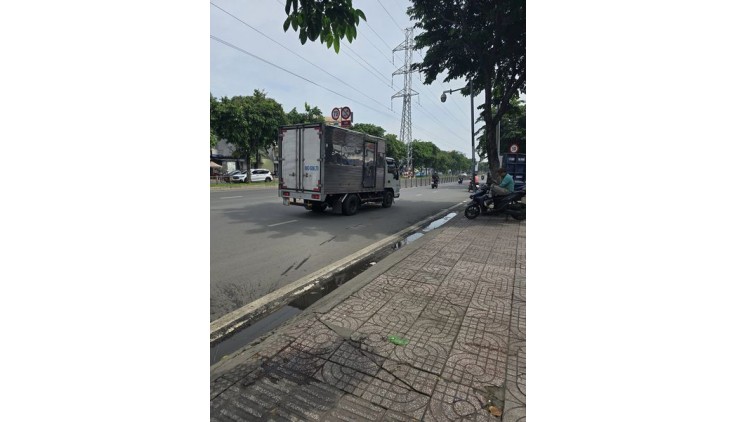 NGAY CHỢ BÌNH TRỊ ĐÔNG - BÁN NHÀ 2 TẦNG BTCT 5.2X11M HẺM XE HƠI TỚI NHÀ KHU VỰC SẦM UÂT CHỈ 4.7 TỶ