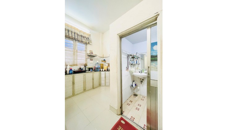 BÁN NHÀ GẤP XE TẢI THÔNG CHỈ 1TỶ89, NHÀ 2 TẦNG SHR, 44M2 NGANG HƠN 7.3M, NGAY CHỢ HÓC MÔN. HIẾM CÓ KHÓ TÌM.