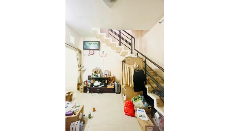 BÁN NHÀ GẤP XE TẢI THÔNG CHỈ 1TỶ89, NHÀ 2 TẦNG SHR, 44M2 NGANG HƠN 7.3M, NGAY CHỢ HÓC MÔN. HIẾM CÓ KHÓ TÌM.