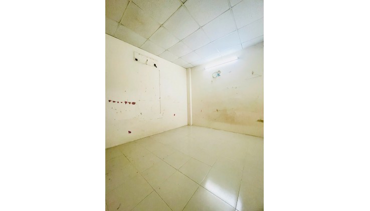 BÁN NHÀ GẤP XE TẢI THÔNG CHỈ 1TỶ89, NHÀ 2 TẦNG SHR, 44M2 NGANG HƠN 7.3M, NGAY CHỢ HÓC MÔN. HIẾM CÓ KHÓ TÌM.