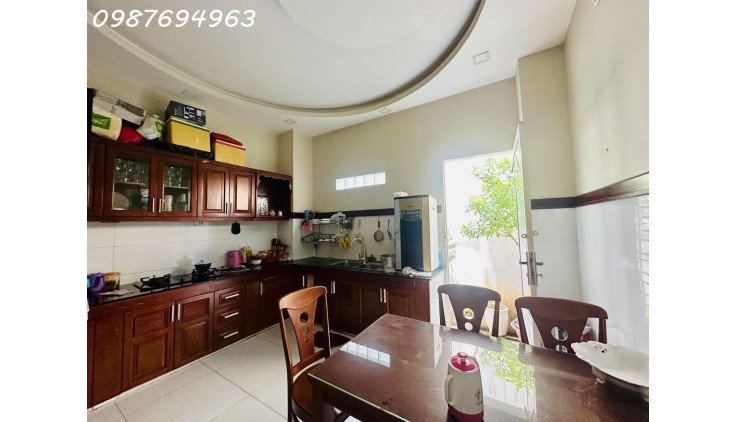 QUẬN 7 - HẺM XE TẢI. NGANG 4.4M. XE HƠI NẰM NHÀ. NHÀ 4 TẦNG, SÂN THƯỢNG.
