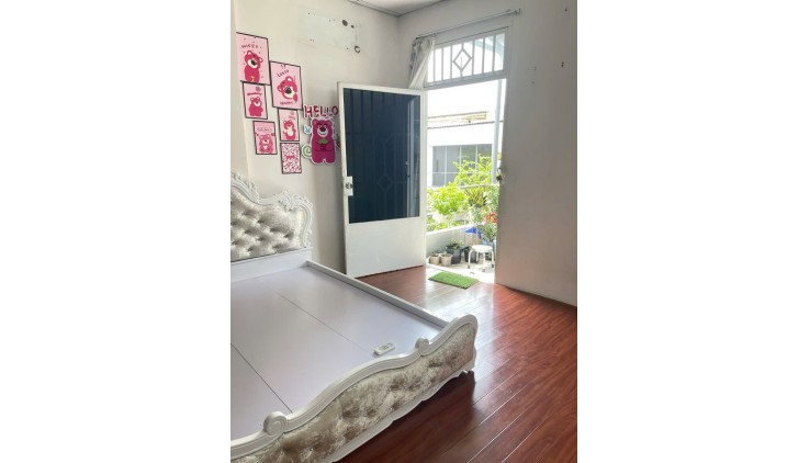 Cho thuê nhà nguyên căn đường Tống Văn Hên, Phường 15, Quận Tân Bình, Tp HCM, Giá là 9.5 triệu