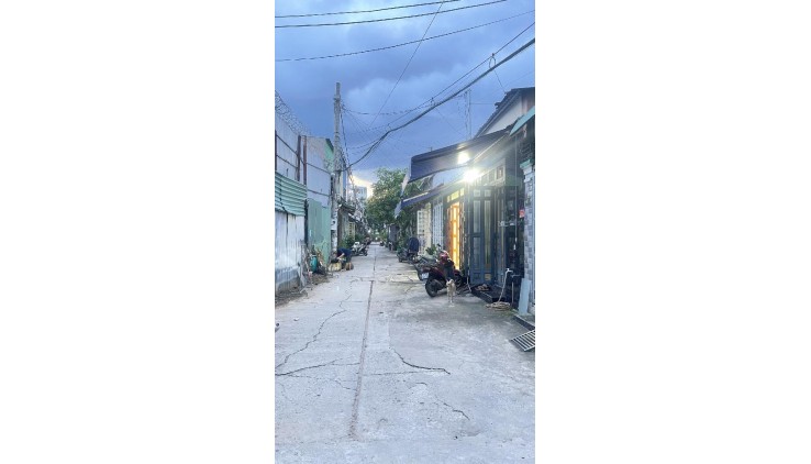 Chỉ cần hơn  2 tỷ xíu là đã sở hữu được căn góc 2 tầng , đường ô tô quay đầu, shr, bhhB, btân.