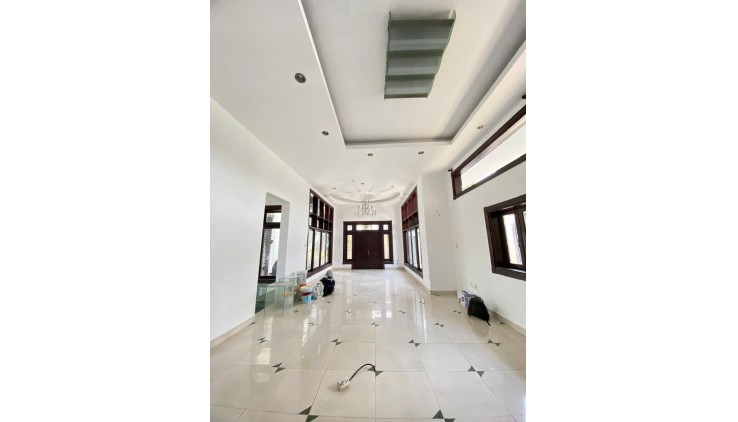 Cho thuê Biệt thự sân vườn hồ bơi Mặt tiền đường Võ Nguyên Giáp, ngay ngã 3 đường võ nguyên giáp + nam hòa, phước long A, Quận 9, Giá là 140 triệu