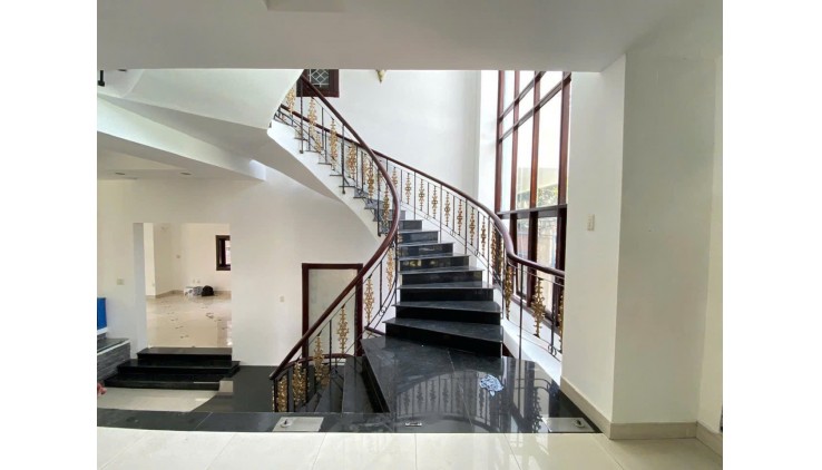 CHO THUÊ BIỆT THỰ SÂN VƯỜN HỒ BƠI TẠI MẶT TIỀN ĐƯỜNG VÕ NGUYÊN GIÁP, GIÁ LÀ 140 TRIỆU