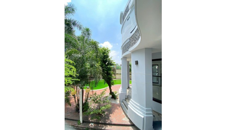 Cho thuê Biệt thự sân vườn hồ bơi Mặt tiền đường Võ Nguyên Giáp, ngay ngã 3 đường võ nguyên giáp + nam hòa, phước long A, Quận 9, Giá là 140 triệu