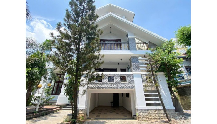Cho thuê Biệt thự sân vườn hồ bơi Mặt tiền đường Võ Nguyên Giáp, ngay ngã 3 đường võ nguyên giáp + nam hòa, phước long A, Quận 9, Giá là 140 triệu