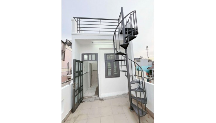 Sát mặt tiền hẻm xe hơi Q4
Ngang 6 Dài 3,65m 
Đúc bê tông 4 tấm 
GIẢM NGAY 350 TRIỆU 

HƠN 2,7 TỶ Q4